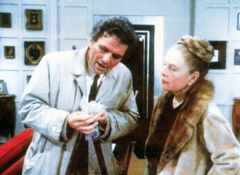 Abigail Mitchell (Ruth Gordon) wird von Lt. Columbo (Peter Falk) verhört. Er glaubt nicht, dass Edmund durch einen Unfall getötet wurde. – Bild: SUPER RTL