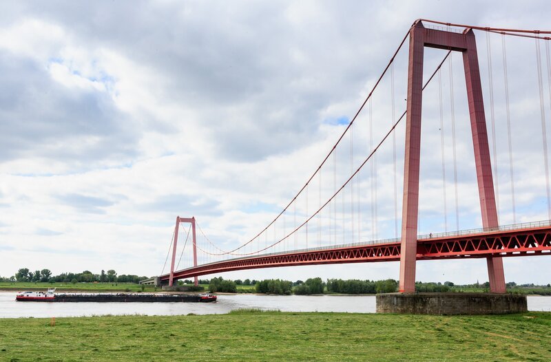 Die Rheinbrücke Emmerich (Kleve-Emmerich-Brücke) ist mit 803 m die längste Hängebrücke Deutschlands und hat mit 500 m die größte Stützweite einer Brücke in Deutschland. Sie ist Teil der Bundesstraße 220 und führt über den Rhein nach Kleve. – Bild: WDR/​Rüdiger Wölk
