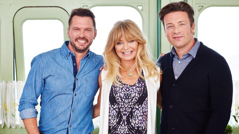 Jamie Oliver und Jimmy Doherty (l.) mit Goldie Hawn – Bild: RTL