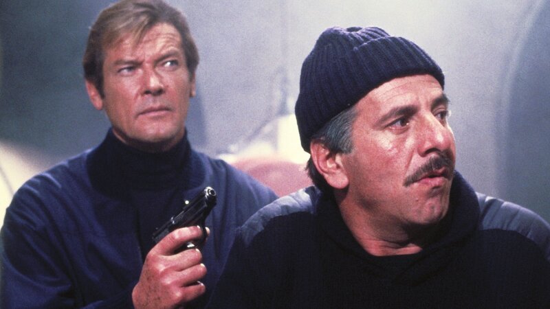 James Bond (Roger Moore,  l.), Chaim Topol (Milos Columbo) – Bild: TVNOW