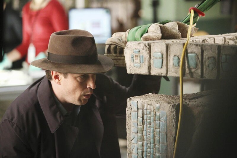 Richard Castle (Nathan Fillion) wirft einen Blick in den Sarg des Maya-Königs … – Bild: PLURIMEDIA (ABC Studios)