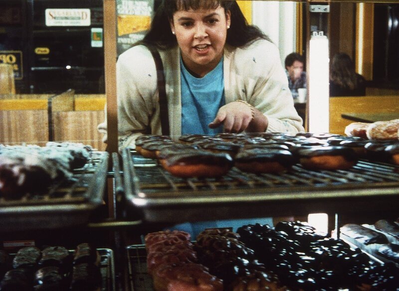 Die pummelige Jenny (Judy Carmen) ist der Spott ihrer Klassenkameradinnen, ganz besonders von der schönen Arlene, die Freundin von Frauenschwarm Jack Mason. – Bild: Worldvision Enterprises, Inc.