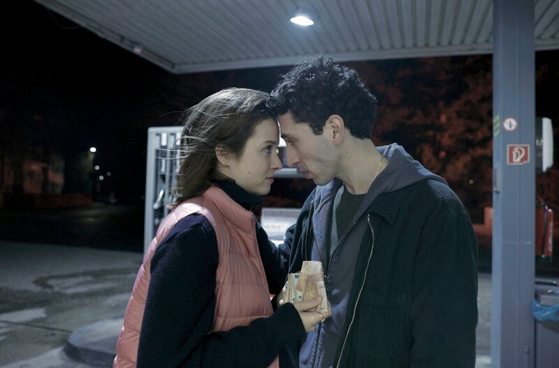 Natia Kobiaschwilli (Elina Vildanova, l.) vertraut Iskander Massoud (Aziz Dyab, r.), auch wenn er ihr nicht alles erzählt. – Bild: Tom Trambow/​ZDF