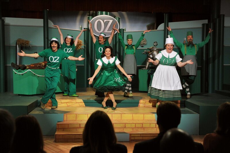 Während Frankie (Patricia Heaton) es genießt, ihrer Mutterrolle zu entkommen und in einem Musical mitzuwirken, bittet Brick seinen Onkel Rusty um dessen Unterstützung beim ‚Special Friends Day‘ in der Schule. Eine Entscheidung, die er bald bereut … – Bild: Warner Brothers