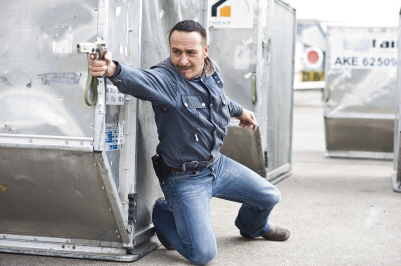 Semir (Erdogan Atalay) konnte die Zentrale der Gangster ermitteln und nimmt die Verfolgung von Bossmann auf. – Bild: RTL /​ Martin Kurtenbach