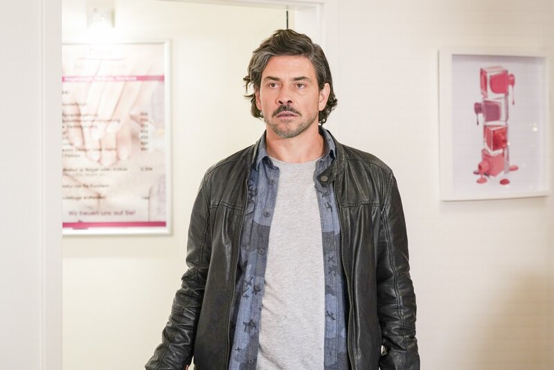 Manuel (Daniel Sellier) ist geschockt, als er Kathi und Robert zusammen sieht. – Bild: RTL /​ Dennis Hundt