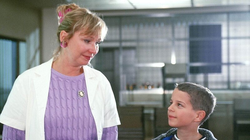 Der kleine Sascha (Paul Fröhling) hat Ilse (Christiane Reiff) in der Gefängnisküche entdeckt und als seine wahre Retterin und „Engel von Reutlitz“ identifiziert. – Bild: RTL