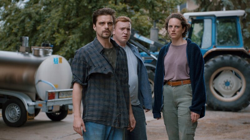 Neumatt Staffel 2 2022 Produktion: Zodiac Pictures Ltd  Regie: Andrea Štaka & Christian Johannes Koch  Buch: Marianne Wendt, Christian Schiller, Luisa Ricar, Ruth Rehmet, Rahel Grunder  Folge 8  Hauptmotiv 1 Stehen vor einer ungewissen Zukunft: Julian Koechlin als Michi Wyss, Jérôme Humm als Lorenz Wyss, Sophie Hutter als Sarah Wyss – Bild: SRF