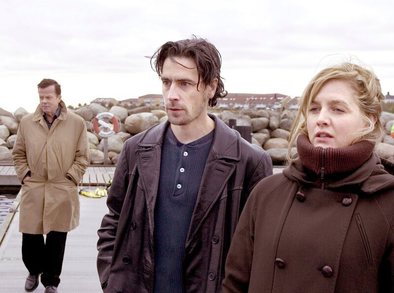Kommissar Wallander (Krister Henriksson, links) sondiert mit den Kollegen Stefan Lindman (Ola Rapace) und seiner Tochter Linda (Johanna Sällström) den Tatort. – Bild: rbb/​Degeto/​Lars Hřgsted