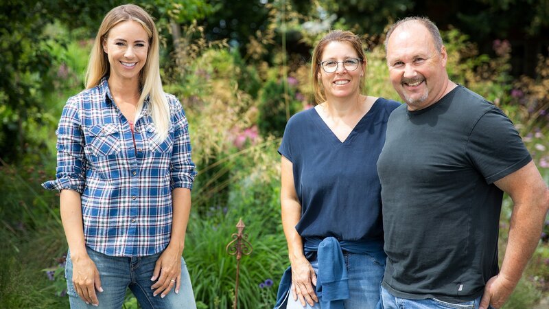 Hinter den Hecken Staudengarten in Thierachern BE Staffel 5 Folge 7 Moderatorin Nicole Berchtold mit Rosette und Ruedi Stettler in ihrem Staudengarten 2022 – Bild: SRF