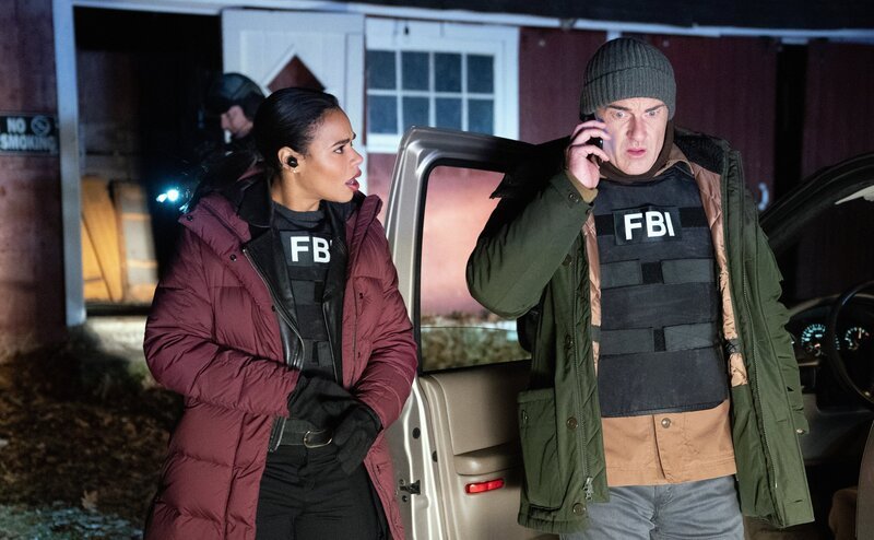 Sheryll Barnes (Roxy Sternberg, l.); Jess LaCroix (Julian McMahon, r.) – Bild: 2020 CBS Broadcasting Inc. All Rights Reserved. /​ Mark Schafer Lizenzbild frei