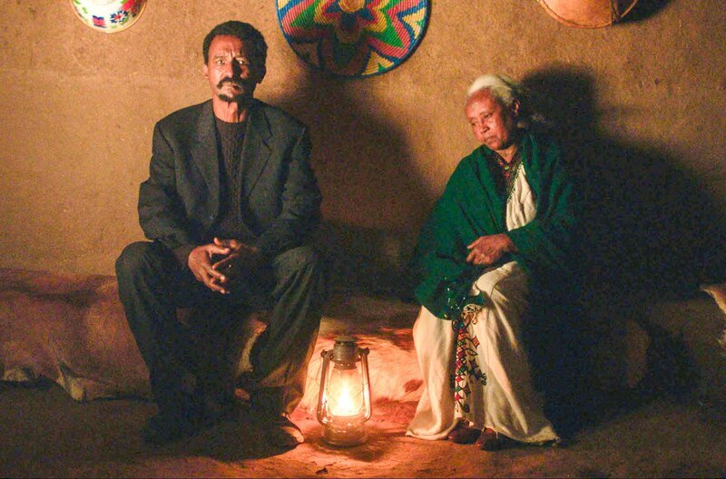 Tessema (Surafel Teka) und seine Mutter Almaz (Zewdnesh Kassa) müssen mit ansehen, wie der Glaube die Oberhand über Rationalität gewinnt. – Bild: Gobez/​Les Cigognes Films/​Kidam/​Condor Distribution