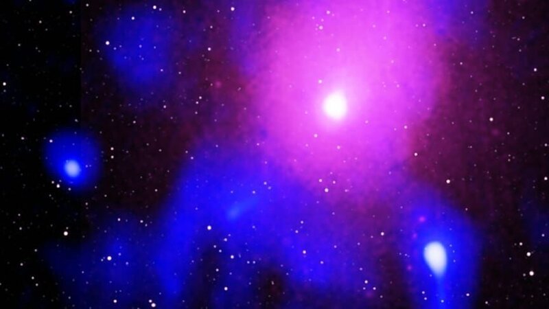 Im Galaxiehaufen Ophiuchus entdeckten Astronomen Spuren der bislang größten bekannten Explosion im Universum, wahrscheinlich entstanden bei der Explosion eines supermassereichen Schwarzen Lochs. – Bild: X-ray: ESA/​XMM-Newton and NASA/​CXC/​Naval Research Lab/​S. Giacintucci; Radio: NCRA/​TIFR/​GMRTN; Infrared: 2MASS/​UMass/​IPA