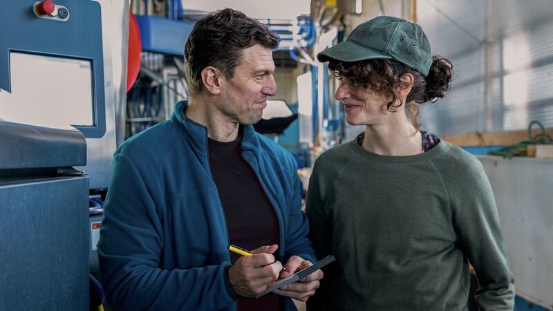 Neumatt Staffel 3 2024 Regie: Bettina Oberli, Cosima Frei. Drehbuch: Marianne Wendt, Christian Schiller, Adrian Spring, Ruth Rehmet, Luisa Ricar, Lea Pasinetti. Produktion: Zodiac Pictures Ltd. Folge 4 – Erfolgskurs Motiv 9 Privat und geschäftlich Partner: Hans-Caspar Gattiker als Thomas Peterhans, Sophie Hutter als Sarah Wyss. – Bild: SRF/​Sava Hlavacek