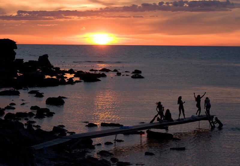 Maria Wern (Eva Röse, 2.v. rechts) und ihre alten Schulkameradinnen baden im Sonnenuntergang. – Bild: ARD Degeto/​Eyeworks Film Gemini/​Phil McCann