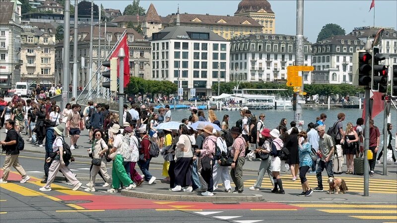 Noch nie haben so viele Touristen und Touristinnen die Schweiz besucht wie 2025 – der dritte Rekord in Folge. – Bild: SRF /​ ZDF