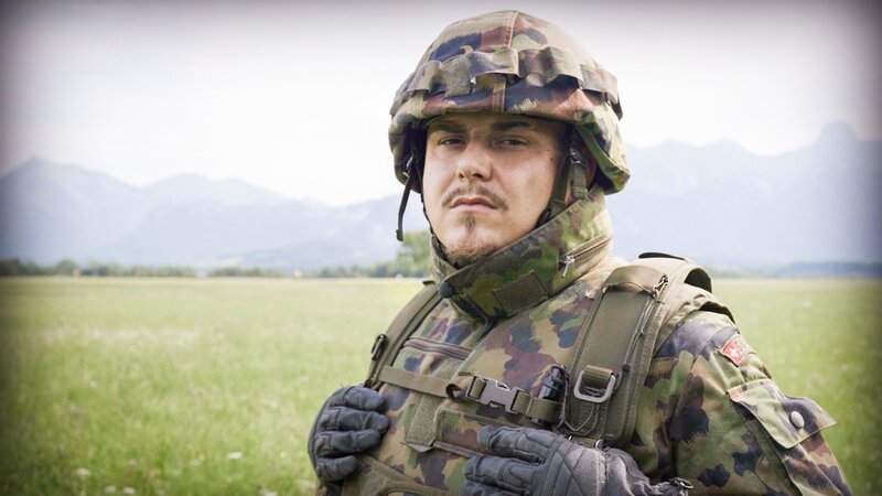 Mission: EAZ Rapper EAZ muss untendurch im Militär Staffel 1 Folge 1 Rapper EAZ nimmt an einem Militär-Bootcamp teil. – Bild: SRF