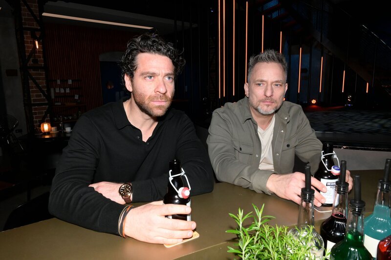Michael „Michi“ (Lars Pape, r.) und Carlos (Patrick Fernandez) sind füreinander da. – Bild: RTL