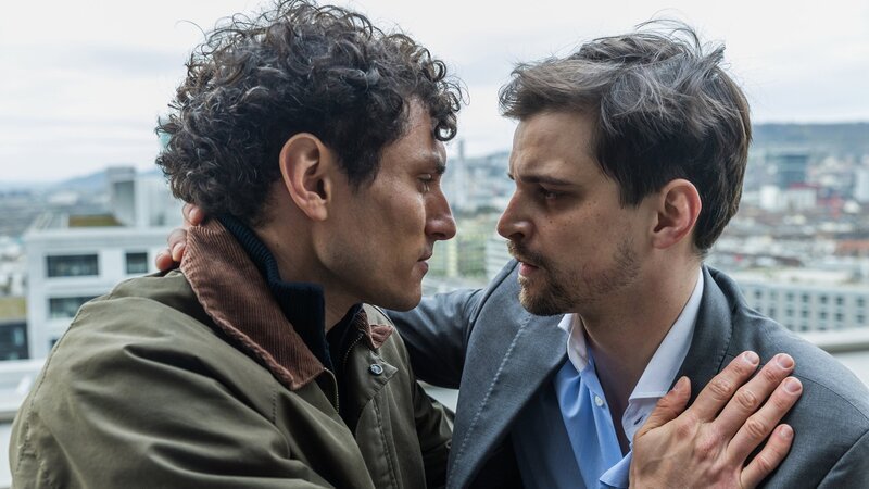 Neumatt Staffel 2 2022 Produktion: Zodiac Pictures Ltd  Regie: Andrea Štaka & Christian Johannes Koch  Buch: Marianne Wendt, Christian Schiller, Luisa Ricar, Ruth Rehmet, Rahel Grunder  Folge 4  Hauptmotiv 1 Die Beziehung kriegt erste Risse: Nicola Perot als Döme Boveri, Julian Koechlin als Michi Wyss – Bild: SRF/​Sava Hlavacek