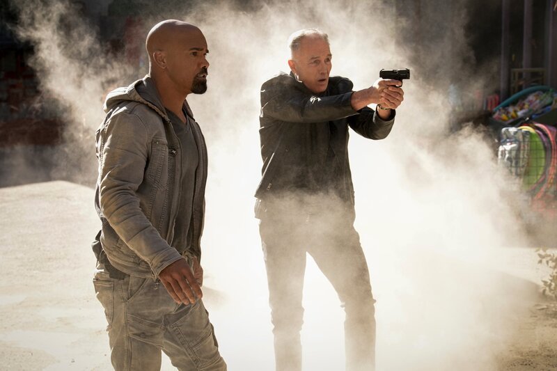 L – R: Shemar Moore als Sergeant Daniel ‚Hondo‘ Harrelson, Patrick St. Esprit als Commander Robert ‚Bob‘ Hicks. – Bild: CH Media /​ Robert Voets