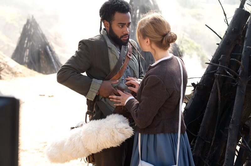 Jakob (Pablo Grant) und Sophia (Sofie Eifertinger) versuchen sich vor dem Geist zu verstecken. – Bild: Radio Bremen/​Michael Ihle