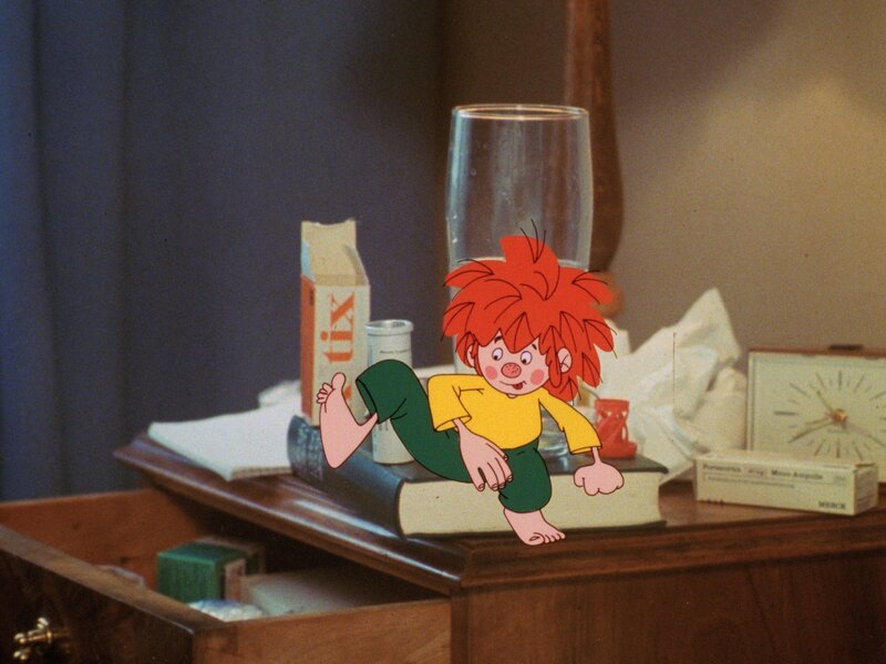 Meister Eder liegt krank im Bett. Der Pumuckl will ihm helfen und Schmerztabletten besorgen. Aber wie? – Bild: BR/​Infafilm GmbH/​Original-Entwurf „Pumuckl“-Figur: Barbara von Johnson