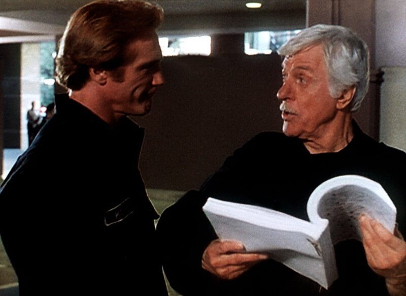 Steve (Barry Van Dyke, l.) und sein Vater Mark (Dick Van Dyke, r.) lesen in Kirsten Foxx’ Manuskript erschütternde Tatsachen, die bei der Veröffentlichung einen Skandal auslösen würden. – Bild: Sat.1 Gold