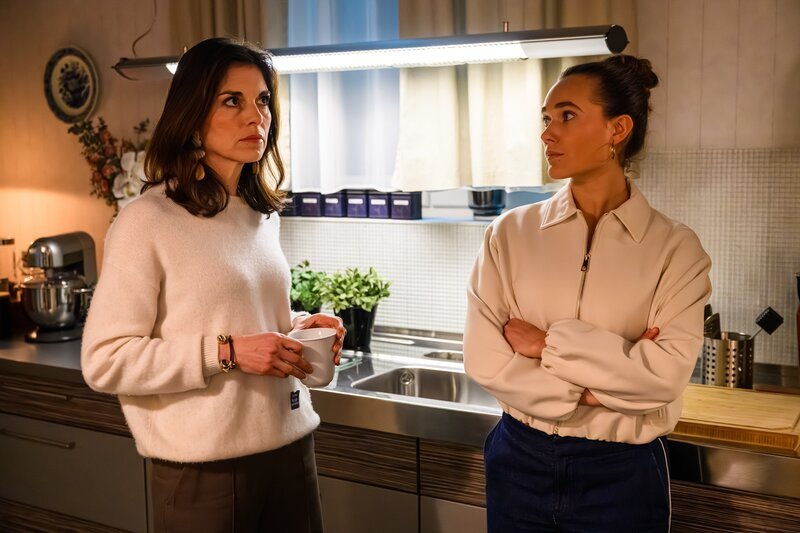 Gabriella (Bianca Hein, l.) gerät aufgrund ihrer alternativen Herangehensweise in einen Konflikt. Rechts Joana (Josephine Martz) – Bild: RTL