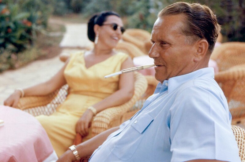 Josip Broz Tito und seine Ehefrau Jovanka Broz im Garten ihres Hauses auf der adriatischen Insel Vanga. Wer war dieser Mann, der Jugoslawien über Jahrzehnte hinweg unangefochten regierte, wirklich? – Bild: RBB /​ IMAGO/​United Archives International