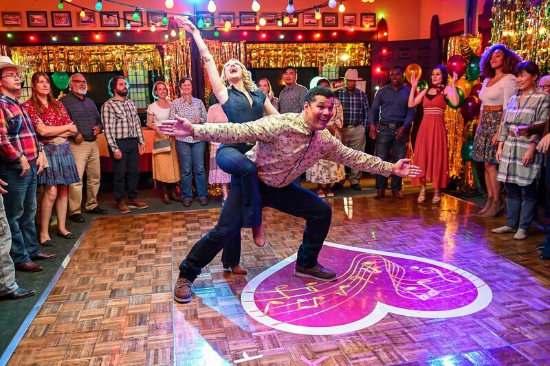 Ginny (Anna Camp, l.); Dwayne (Geno Segers, r.) – Bild: 2019⁠–⁠2020 Twentieth Century Fox Film Corporation.  All rights reserved /​ Mitchell Haddad Lizenzbild frei