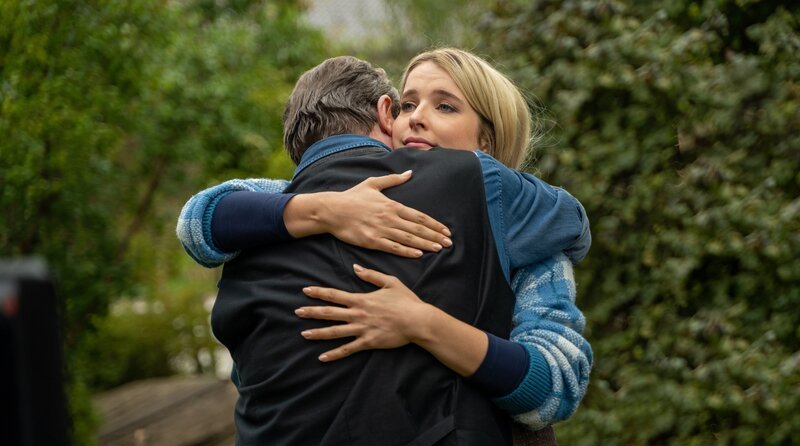 Beissl (Andreas Giebel, l.) verabschiedet seine jüngste Tochter Eva (Leonie Brill, r.), die Meeresbiologie in Kiel studieren wird. – Bild: ARD/​Savoy Film Productions