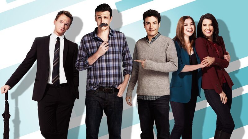 „How I Met Your Mother“, Ted Mosby erzählt im Jahr 2030 seinen Kindern alle Details darüber, wie er seine Frau kennengelernt hat. Seine Erläuterungen beginnen im Jahr 2005, als sich Ted als Architekturstudent eine Wohnung mit seinem Freund Marshall teilt. Kurze Zeit später lernt Ted die Nachrichtensprecherin Robin kennen und lieben. Sie will jedoch von einer festen Beziehung noch gar nichts wissen. Völlig unklar ist deshalb, welche der Frauen an Teds Seite nun die Mutter seiner Kinder wird. Im Bild (v.li.): Neil Patrick Harris (Barney Stinson), Jason Segel (Marshall Eriksen), Josh Radnor (Ted Mosby), Alyson Hannigan (Lily Aldrin), Cobie Smulders (Robin Scherbatsky). – Bild: Disney+
