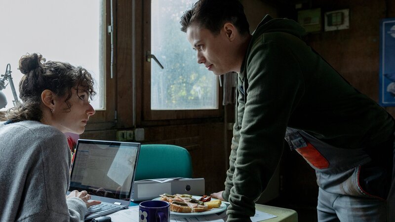 Neumatt Staffel 3 Regie: Bettina Oberli, Cosima Frei; Drehbuch: Marianne Wendt, Christian Schiller, Adrian Spring, Ruth Rehmet, Luisa Ricar, Lea Pasinetti; Produktion: Zodiac Pictures Ltd; Folge 6 – Übernahme Hauptmotiv 1 Ziehen am selben Strang: Sophie Hutter als Sarah Wyss, Rumo Wehrli als Liam Belucci – Bild: SRF/​Sava Hlavacek