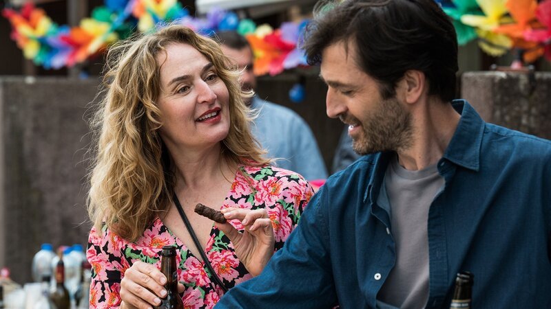 Neumatt Staffel 2 2022 Produktion: Zodiac Pictures Ltd  Regie: Andrea Štaka & Christian Johannes Koch  Buch: Marianne Wendt, Christian Schiller, Luisa Ricar, Ruth Rehmet, Rahel Grunder  Folge 2  Hauptmotiv 1 Es knistert: Rachel Braunschweig alsKatharina Wyss, Astrit Alihajdaraj als Florim – Bild: SRF/​Pascal Mora