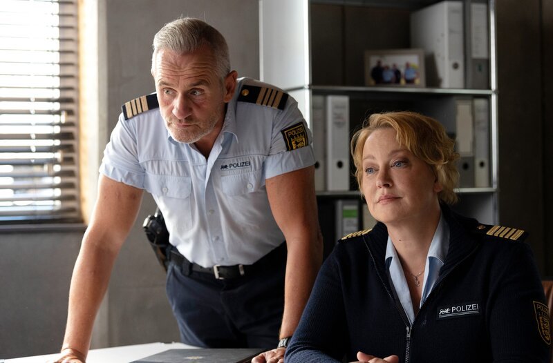 Paul Schott (Tim Wilde, l.) und Nele Fehrenbach (Floriane Daniel, r.) auf dem Polizeirevier bei ihrem neuen Fall. – Bild: ARD/​Laurent Trümper