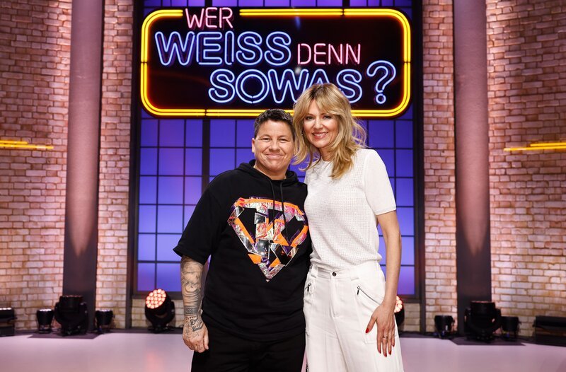 Moderator Kai Pflaume (M.) und seine Rateteam-Kapitäne Bernhard Hoëcker (l.) und Wotan Wilke Möhring (r.) begrüßen in dieser Sendung die Sängerin und Songwriterin Kerstin Ott (2.v.l.) und die Sängerin und Liedtexterin Ella Endlich (2.v.r.). – Bild: ARD/​NDR/​UFA SHOW & FACTUAL/​Morris Mac Matzen