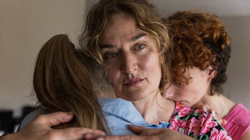 Ist für ihre Liebsten da: Rachel Braunschweig als Katharina Wyss (M.), Anouk Petri als Angelina Wyss (l.) und Sophie Hutter als Sarah Wyss (r.) – Bild: SRF/​Sava Hlavacek