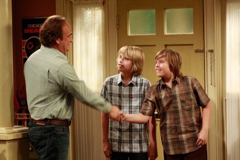 L-R: Jim (James Belushi), Cole Sprouse, Dylan Sprouse. – Bild: American Broadcasting Companies, Inc.