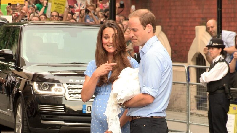  William und Kate mit Baby George. – Bild: ORF/​Parade Media Group