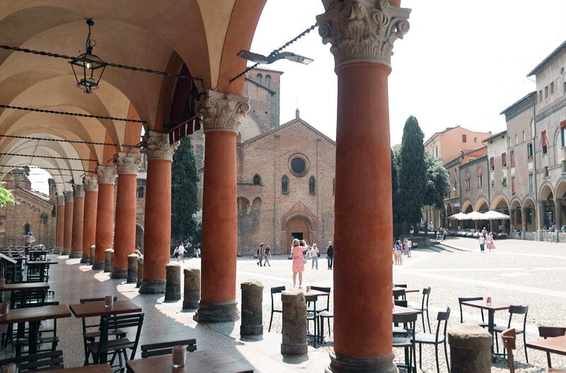 Rotglühend und rebellisch: Bologna ist eine Stadt, deren Farbe zum Wahrzeichen wurde. Hier ist Rot nicht nur die Farbe der Terrakotta-Fassaden, sondern auch der politischen Einstellung – die Stadt gilt als Hochburg der italienischen Linken. – Bild: Elephant Doc