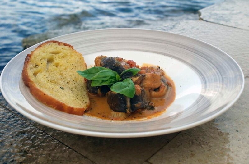 In Tivat, in der Bucht von Kotor, isst man Brudet, den typischen Fischeintopf Montenegros. Das Rezept passt sich an den Fang des Tages an und wird mit in Olivenöl getränktem Brot serviert. – Bild: Elephant Doc