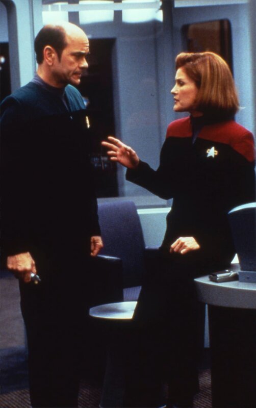Robert Picardo (The Doctor), Kate Mulgrew (Captain Kathryn Janeway) – Bild: CBS Studios Inc. /​ SYFY