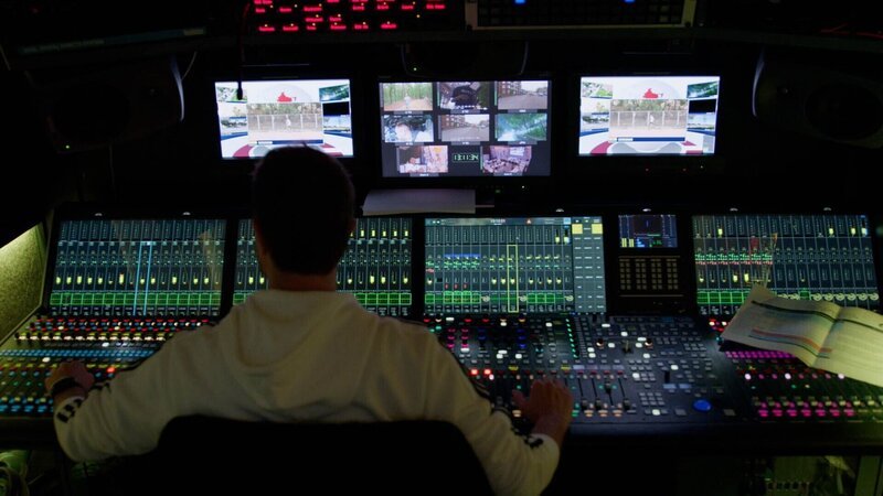 Blick hinter die Kulissen der TV-Übetragung. – Bild: Max Foidl /​ ServusTV