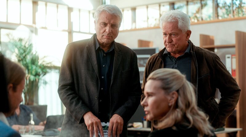 Franz Leitmayr (Udo Wachtveitl, hinten links) und Ivo Batic (Miroslav Nemec, hinten rechts) befragen Syvlie (Veronica Ferres) und Clemens Raupach (Max Rothbart). – Bild: BR/​Odeon Fiction GmbH/​Luis Zeno Kuhn
