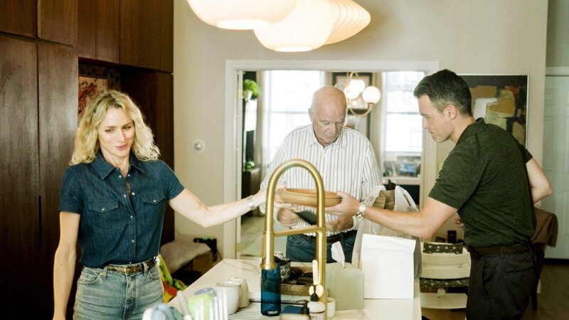„White Buffalo“ – After a simple act of defiance by a couple of young climate activists goes south, the Fugitive Task Force works to hunt them down before their plans take a devastating turn. Meanwhile, Nina and Scola face family drama when they host her father and sister after they come to town. Pictured (L-R): Shantel VanSanten as Special Agent Nina Chase, John Finn as Jackson Chase, and John Boyd as Special Agent Stuart Scola. – Bild: CBS/​Paramount /​ CBS Broadcasting, Inc.