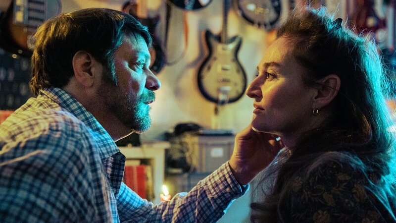 Neumatt Staffel 1 2020 Produktion: Zodiac Pictures Ltd  Regie: Sabine Boss/​Pierre Monnard Buch: Marianne Wendt  Folge 6  Hauptmotiv 1 Endlich zusammen: Roeland Wiesnekker als Martin Halter und Rachel Braunschweig als Katharina Wyss – Bild: SRF/​Sava Hlavacek