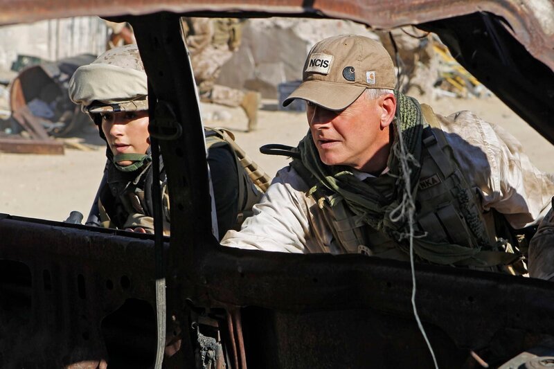 Das NCIS Team sucht weiter nach einer verschwundenen Marinesoldatin. Die Ermittlungen führen Gibbs (Mark Harmon, r.) und Ziva (Cote de Pablo, l.) an ihren letzten bekannten Aufenthaltsort, nach Afghanistan … – Bild: CBS Broadcasting Inc. /​ 13TH STREET Universal
