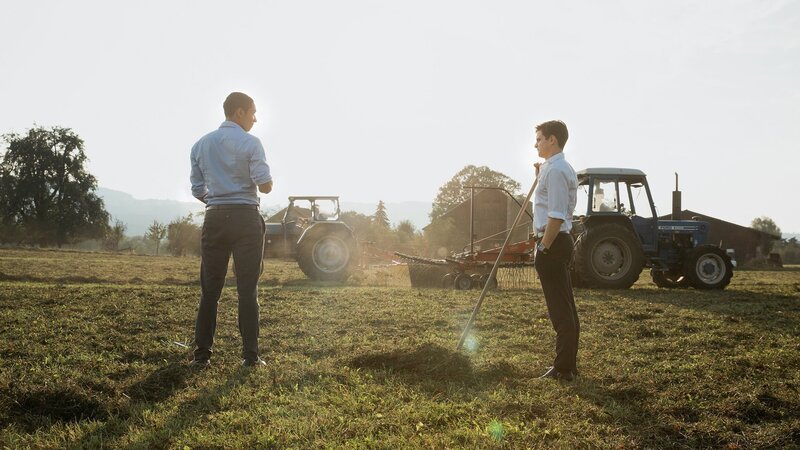 Neumatt Staffel 1 2020 Produktion: Zodiac Pictures Ltd  Regie: Sabine Boss/​Pierre Monnard Buch: Marianne Wendt  Folge 2  Hauptmotiv 1 Annäherung beim Heuen: Benito Bause als Joel Bachmann und Julian Koechlin als Michi Wyss – Bild: SRF/​Sava Hlavacek