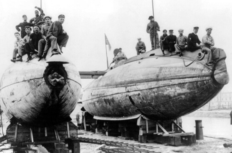 Frühe Entwürfe: amerikanische U-Boote von 1905 im Trockendock – Bild: Library of Congress