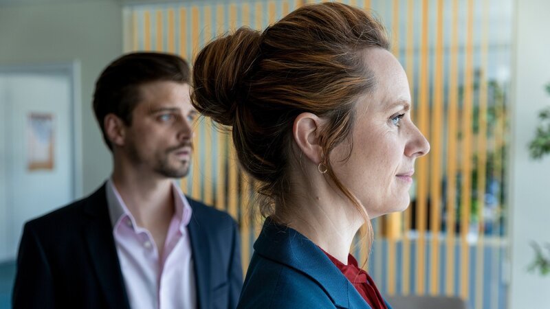 Neumatt Staffel 2 2022 Produktion: Zodiac Pictures Ltd  Regie: Andrea Štaka & Christian Johannes Koch  Buch: Marianne Wendt, Christian Schiller, Luisa Ricar, Ruth Rehmet, Rahel Grunder  Folge 3  Hauptmotiv 1 Die Chefin fordert Sofortlösungen: Julian Koechlin als Michi Wyss, Anna Pieri Zuercher als Regula Kieser – Bild: SRF/​Sava Hlavacek